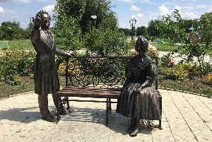 Памятник "Наталья Гончарова и Александр Пушкин" в г. Ершове