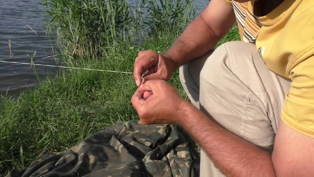 Техника и тактика рыбалки на резинку и ее монтаж своими руками