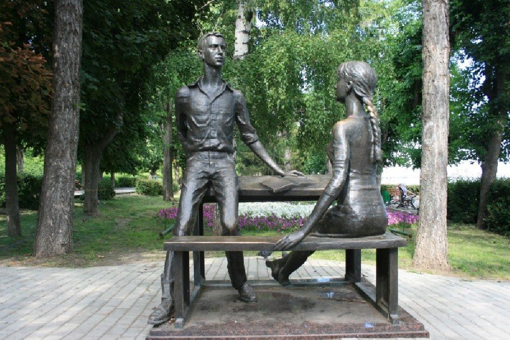 Скульптура "Одноклассники"