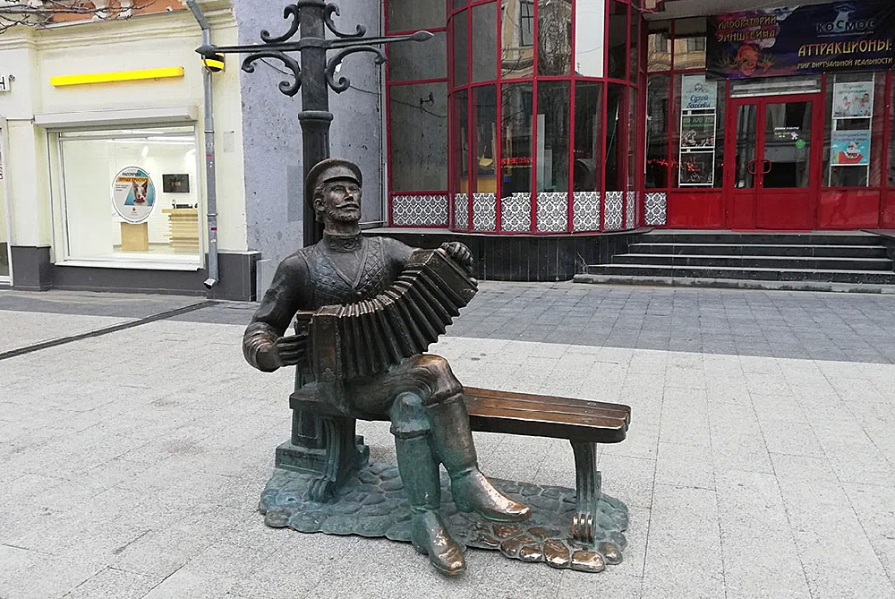Памятник Саратовской гармошке