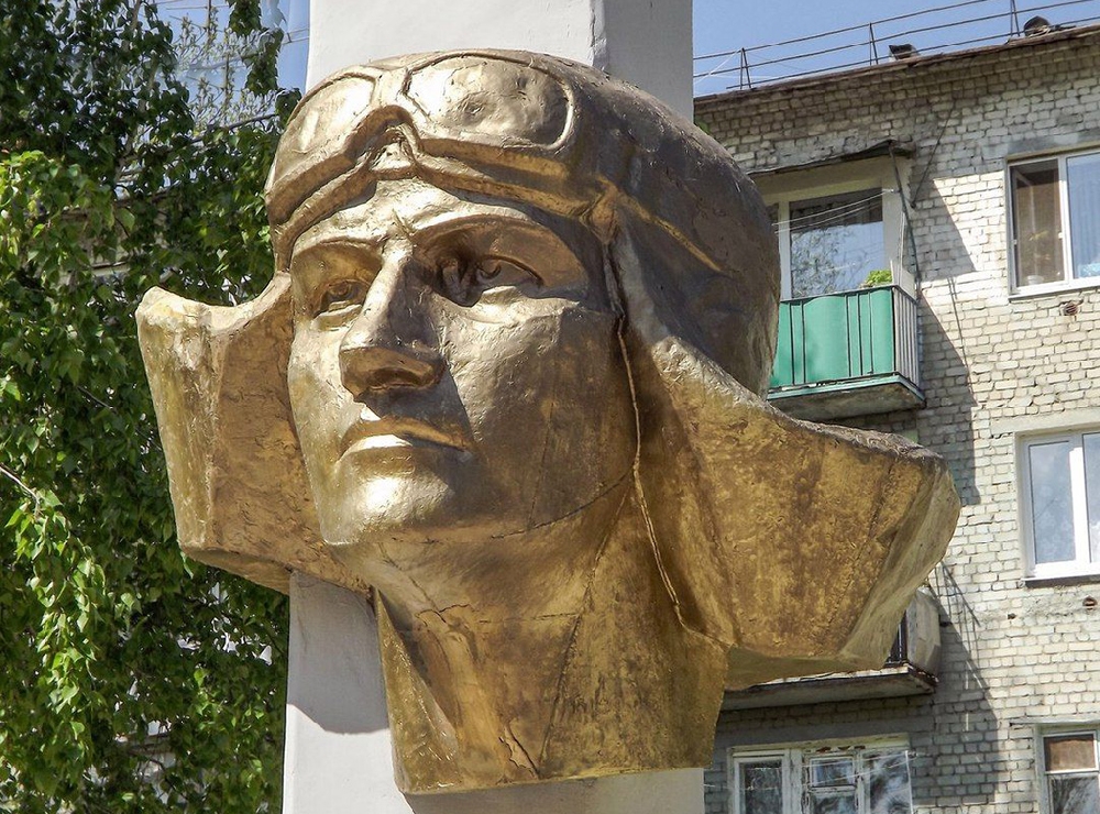 Памятник знаменитой лётчице, Герою Советского Союза М. М. Расковой