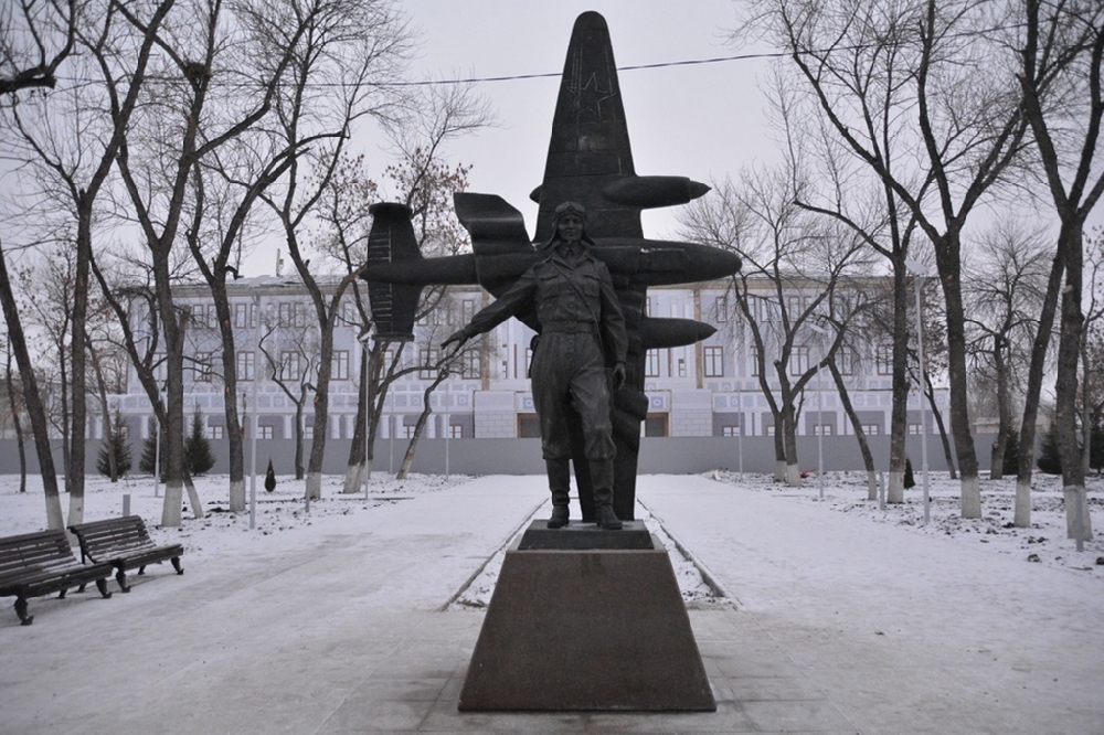 Памятник легендарной лётчице Марине Расковой
