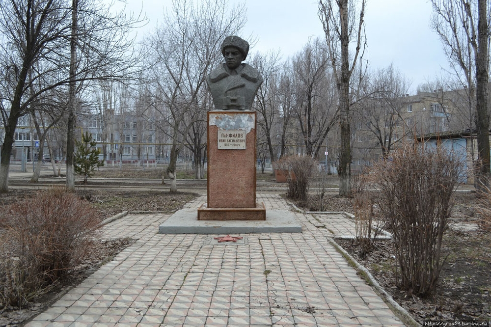 Памятник Герою Советского Союза генералу И. В. Панфилову