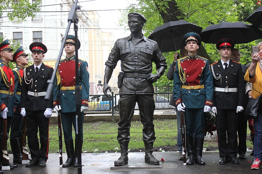 Памятник генералу первой чеченской войны А. А. Романову