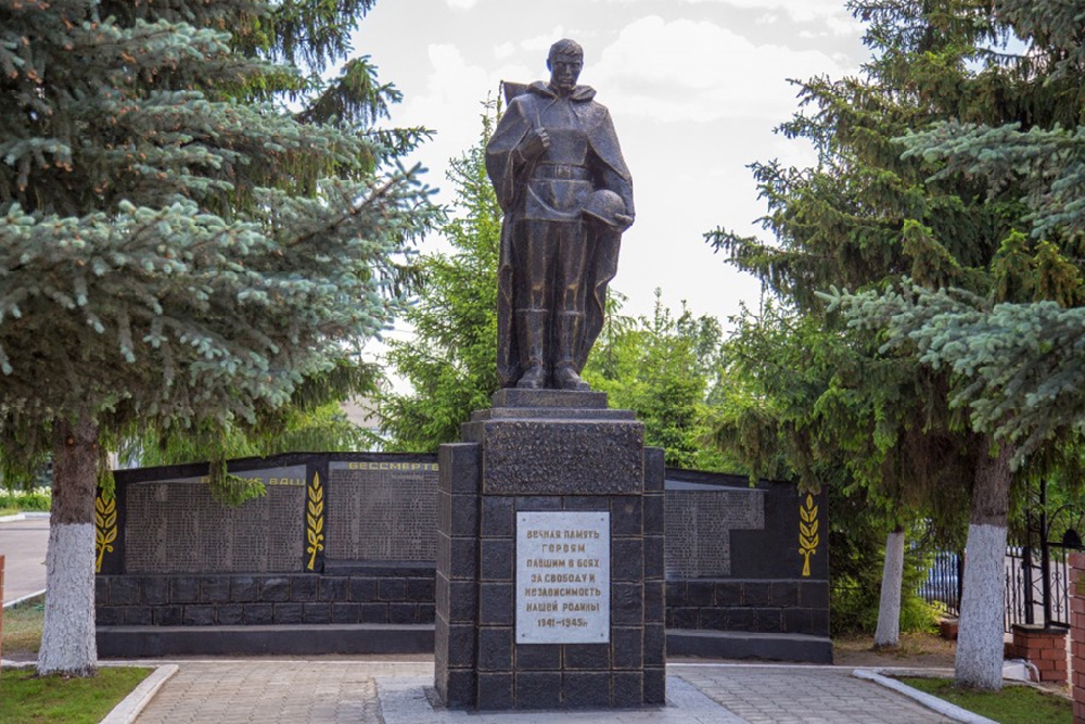 Памятник погибшим землякам и Аллея героев
