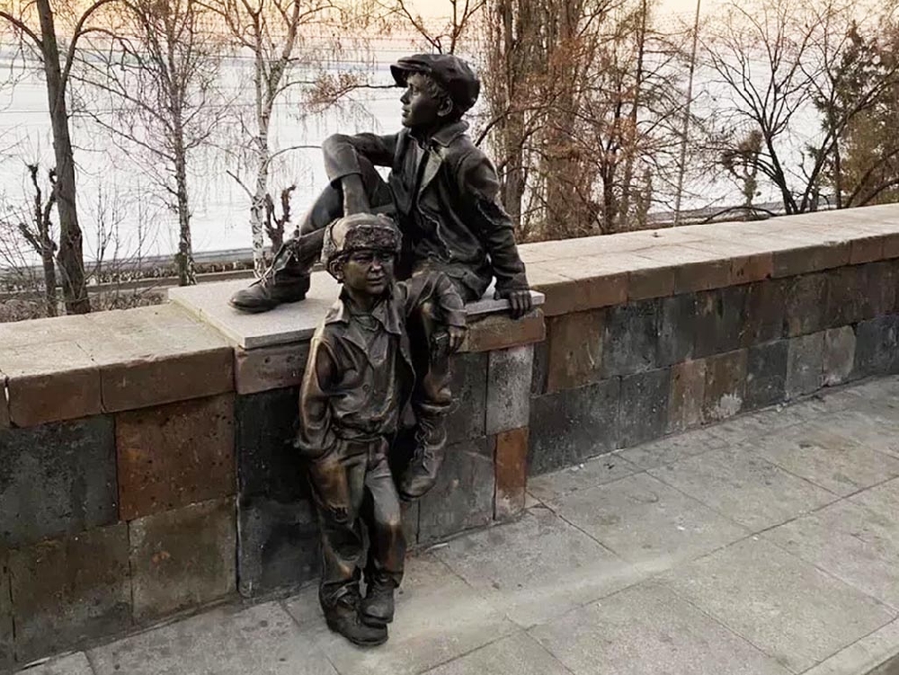 Скульптурная композиция «Послевоенное детство»