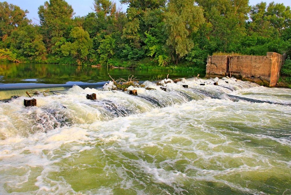 Плотина разрушенной ГЭС в селе Большой Карай.