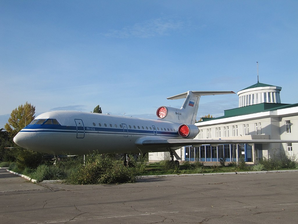 Самолет-памятник Як-42Д