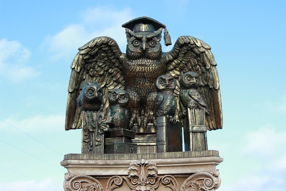 Скульптура Мудрого филина с птенцами