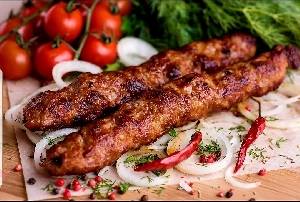 Люля-кебаб и блюда из рубленного мяса на мангале