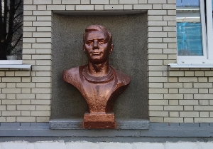 Бюст Ю.А.Гагарина на здании колледжа