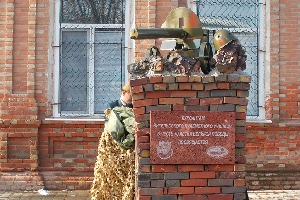 Памятник «Курсантам Энгельсского пулемётного училища в честь 70-летия Великой Победы посвящается»