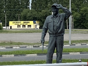 Памятник заправщику "Торэко"