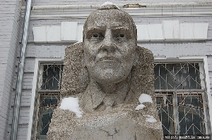 Памятник писателю Симонову К.М.