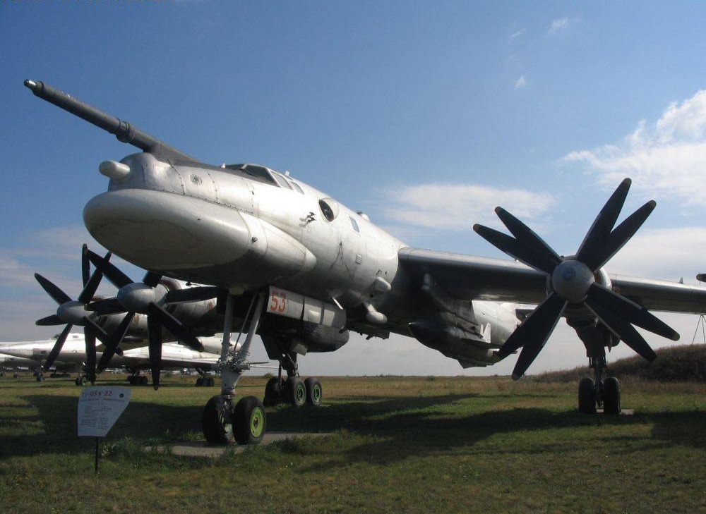 Ракетоносец Ту-95К-22 с подвешенной ракетой Х-22