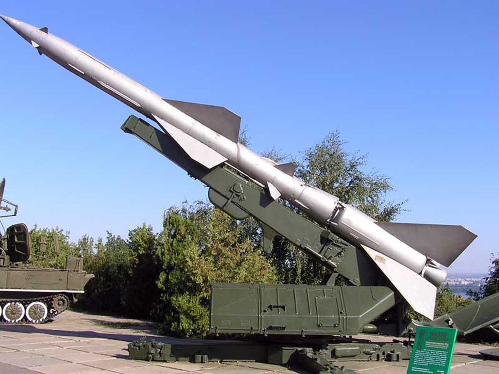 Пусковая установка СМ-63-II с ракетой 13Д зенитного ракетного комплекса С-75