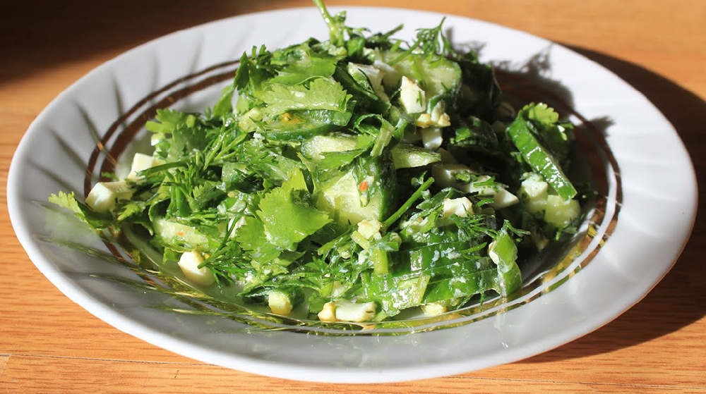  Зеленый салат из крапивы и огурцов 