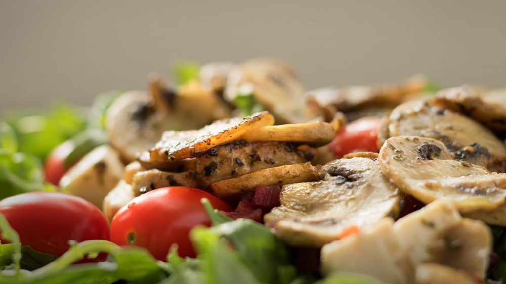   Салат «Лесное лукошко» с грибами и маринованными огурчиками