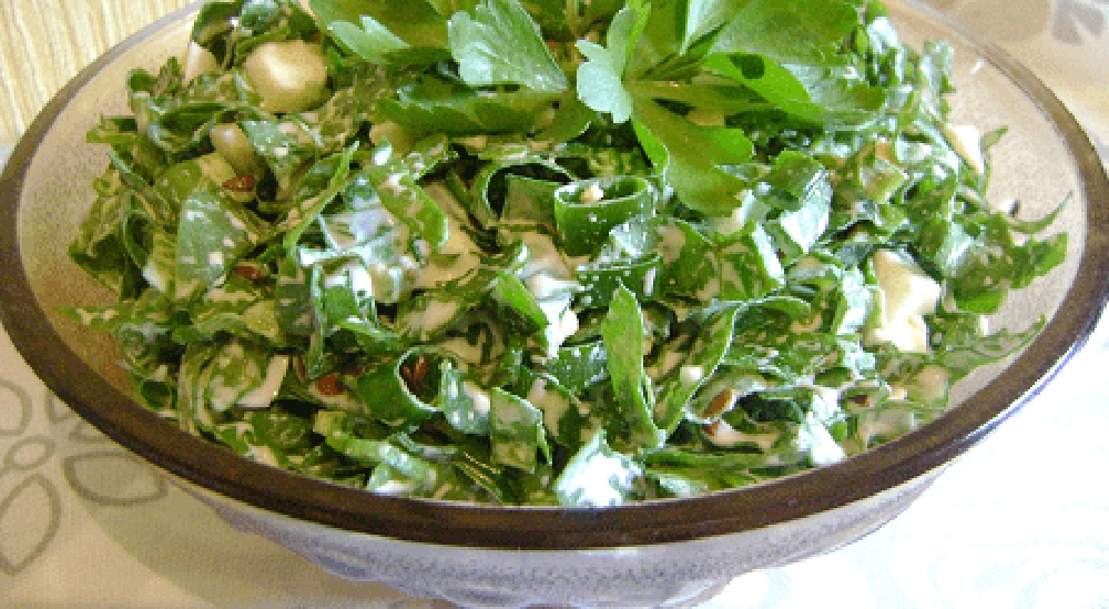 Салат из листьев чистяка и капусты