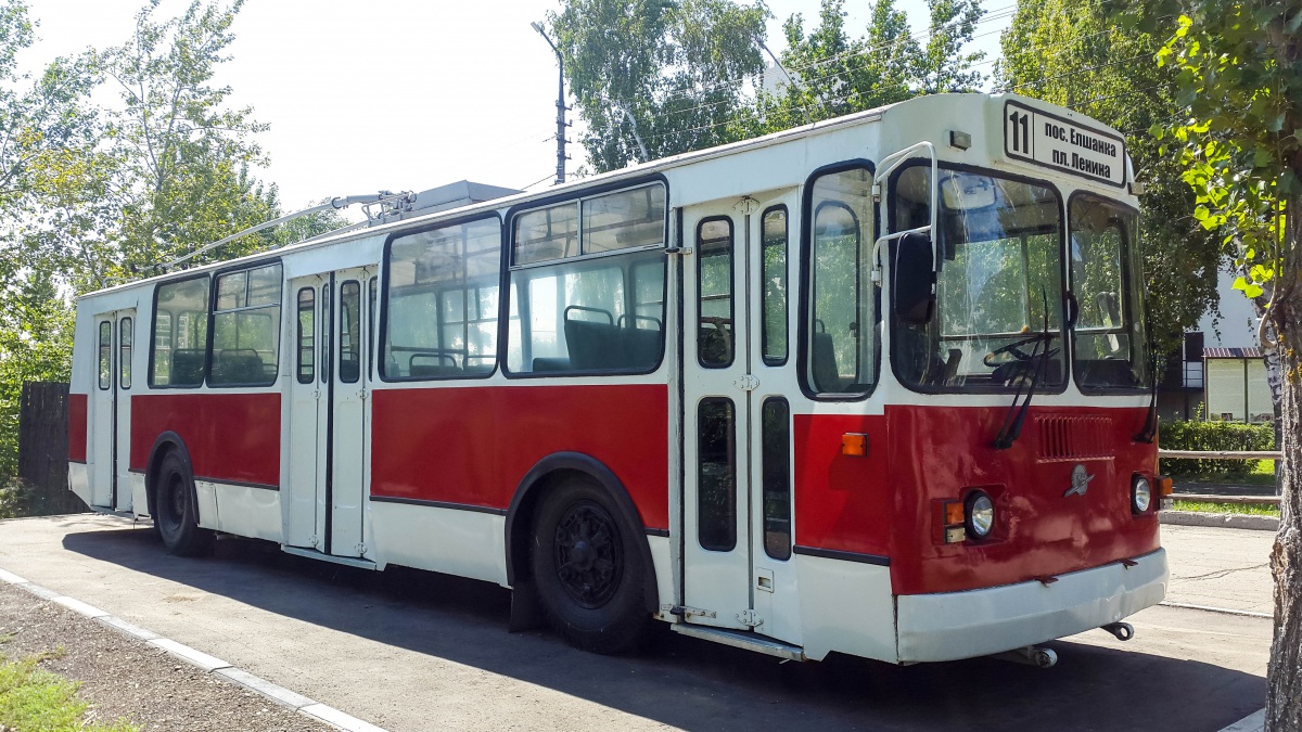 Моторный трамвайный вагон серии «Х» и Троллейбус ЗиУ-682Г-012