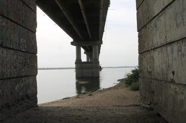 Пляж под мостом