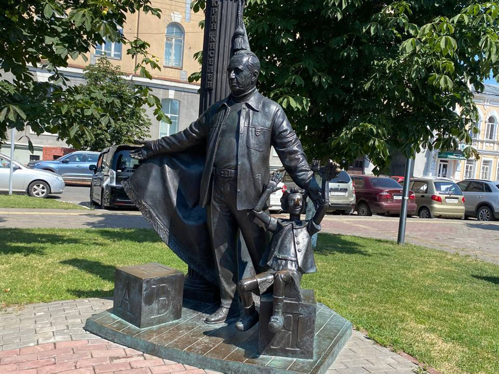 Памятник Ю. П. Киселеву