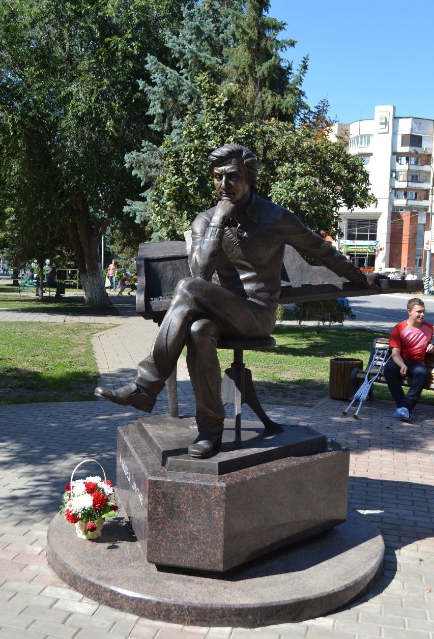 Памятник А. Г. Шнитке