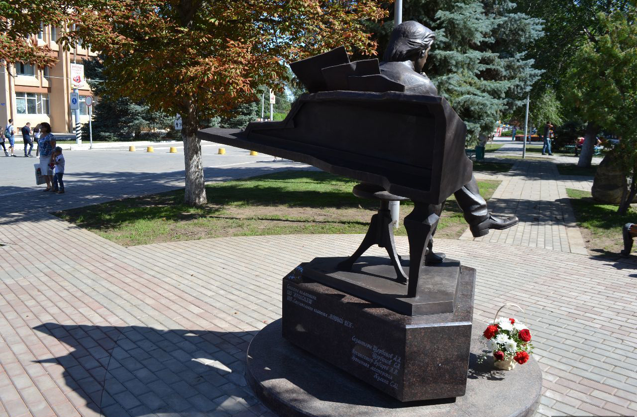 Памятник А. Г. Шнитке