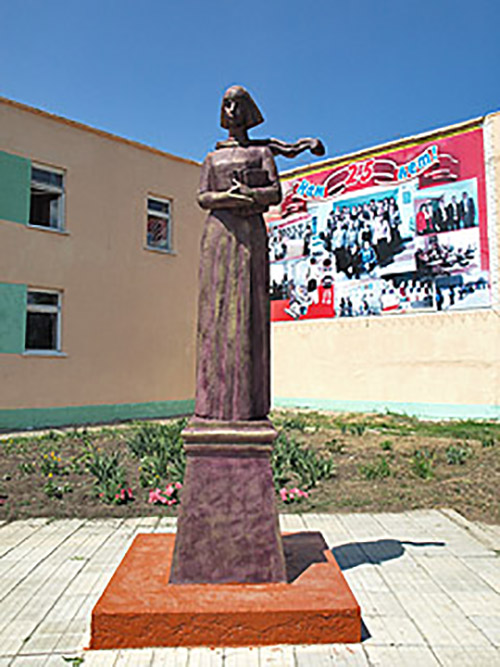 Памятник первой учительнице в с. Павловка