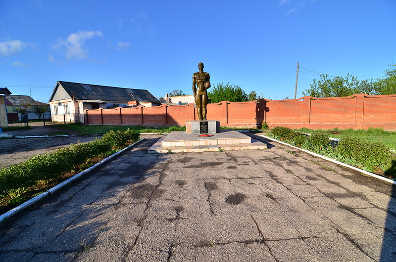 Памятник «Солдату» и Стена Памяти
