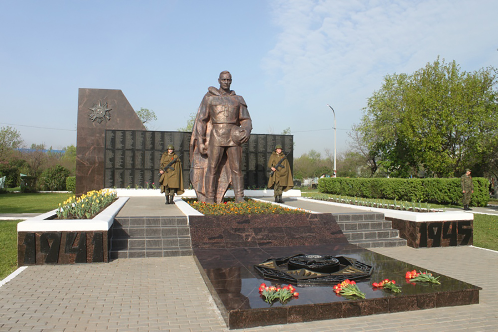 Монумент воинам на братской могиле