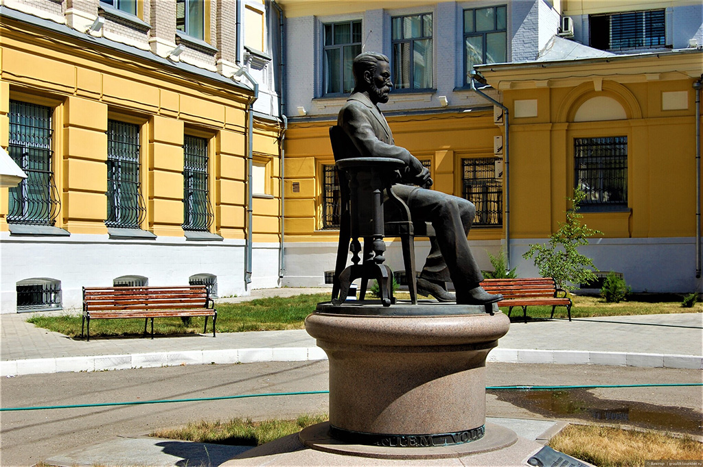 Памятник Василию Разумовскому