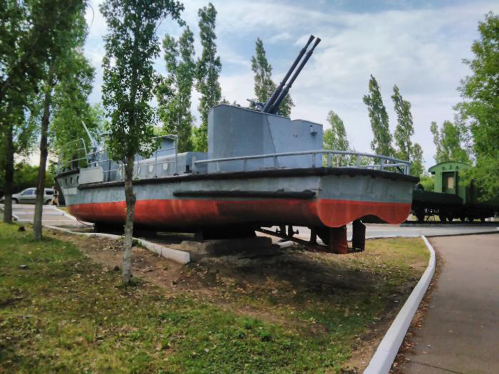 Буксирно-десантный катер в паке Победы