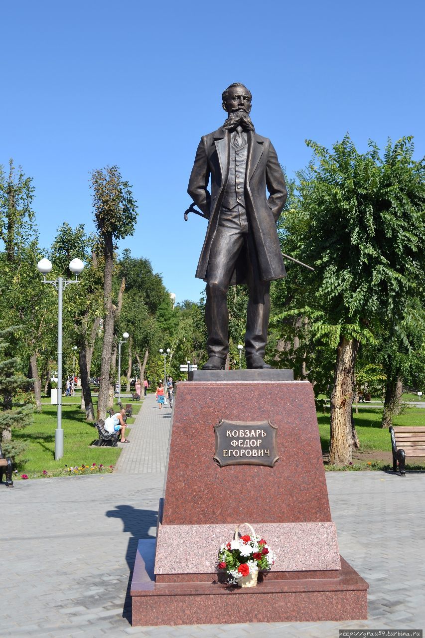 Памятник Федору Георгиевичу Кобзарю