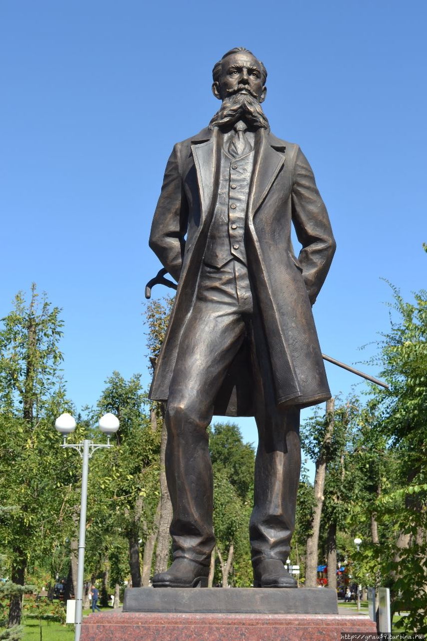 Памятник Федору Георгиевичу Кобзарю