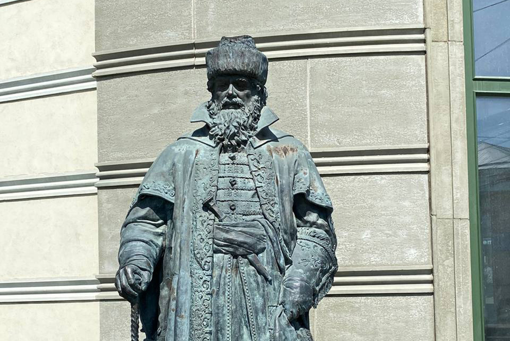 Памятник основателям города - Засекину и Турову