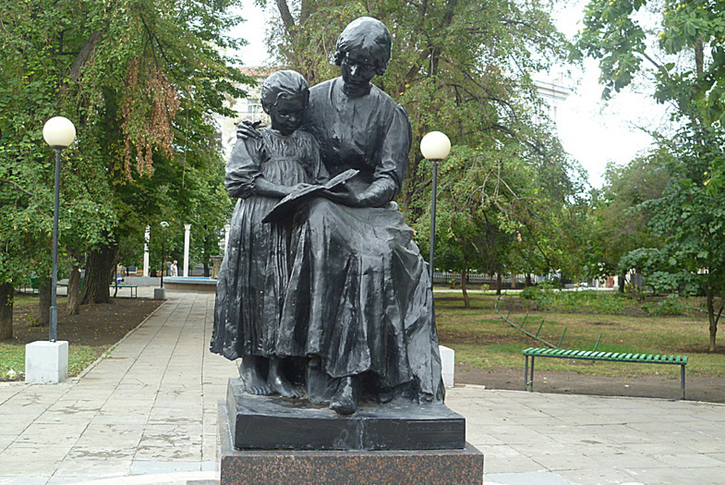 Памятник Первой Учительнице