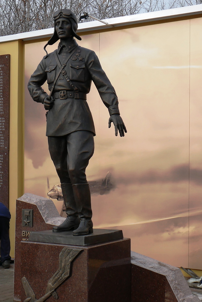 Памятник летчику-герою Талалихину