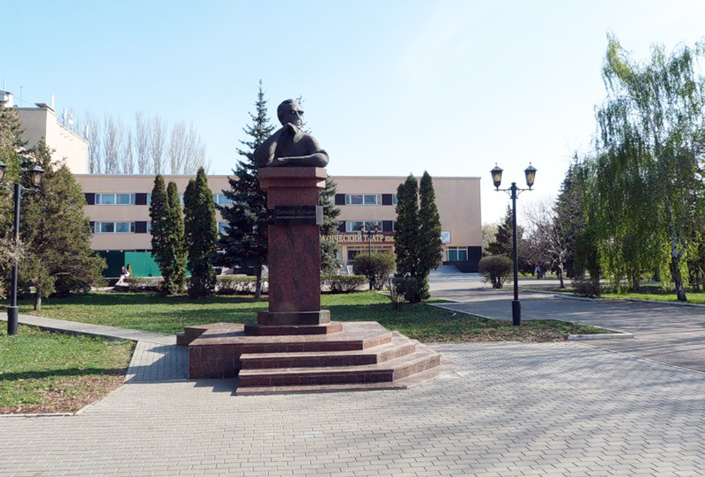 Памятник Евгению Лебедеву