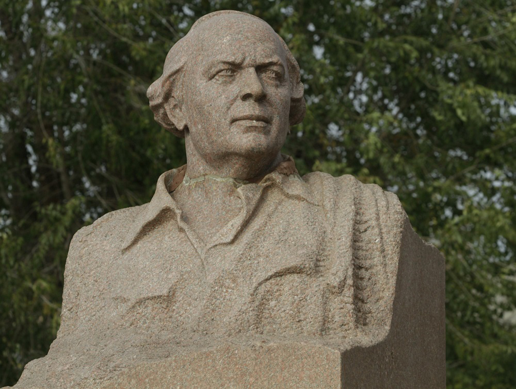 Памятник А. Н. Толстому