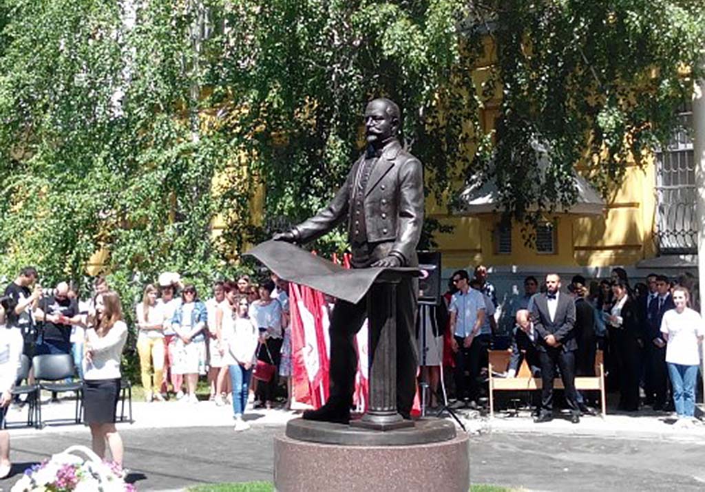 Памятник легендарному архитектору К.Л. Мюфке