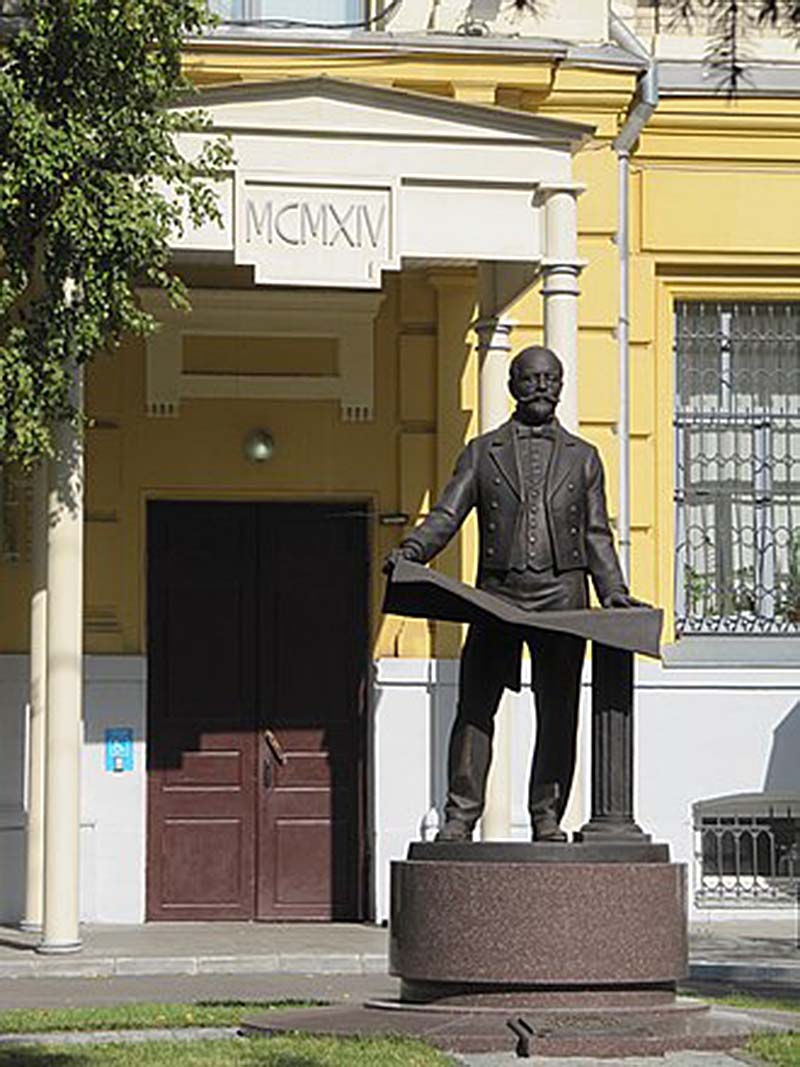 Памятник легендарному архитектору К.Л. Мюфке