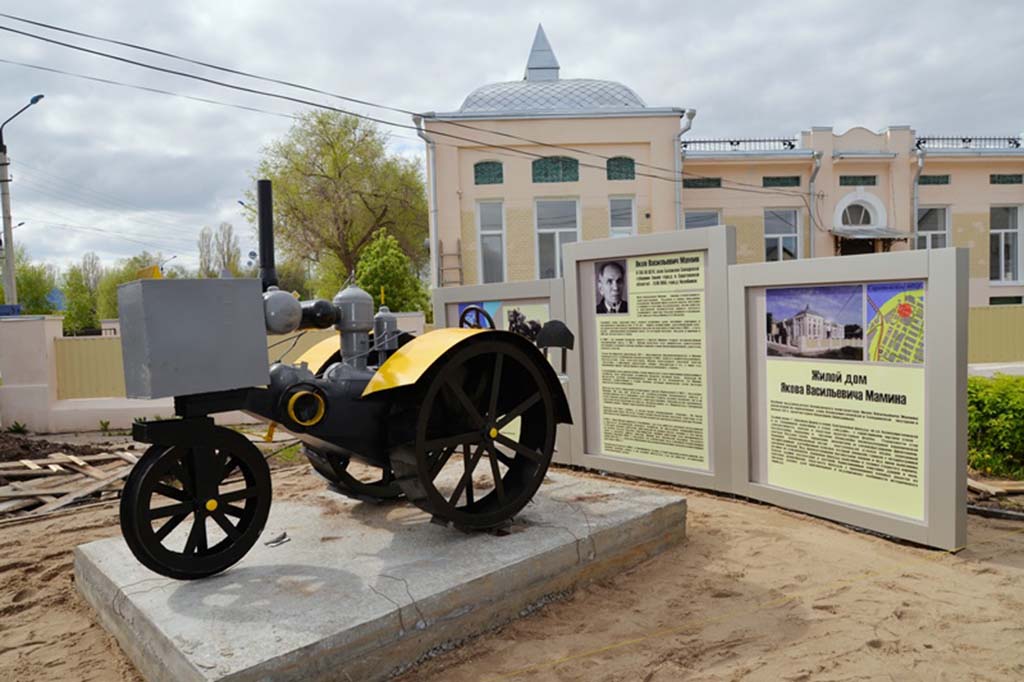 Памятник трактору «Карлик» г. Балаково