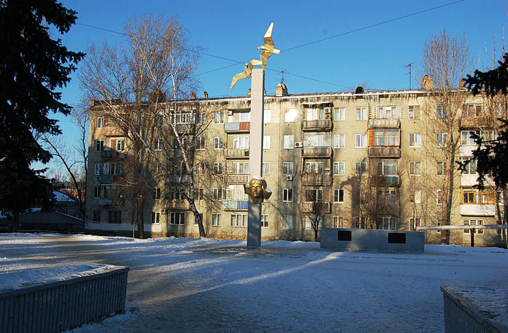 Памятник знаменитой лётчице, Герою Советского Союза М. М. Расковой