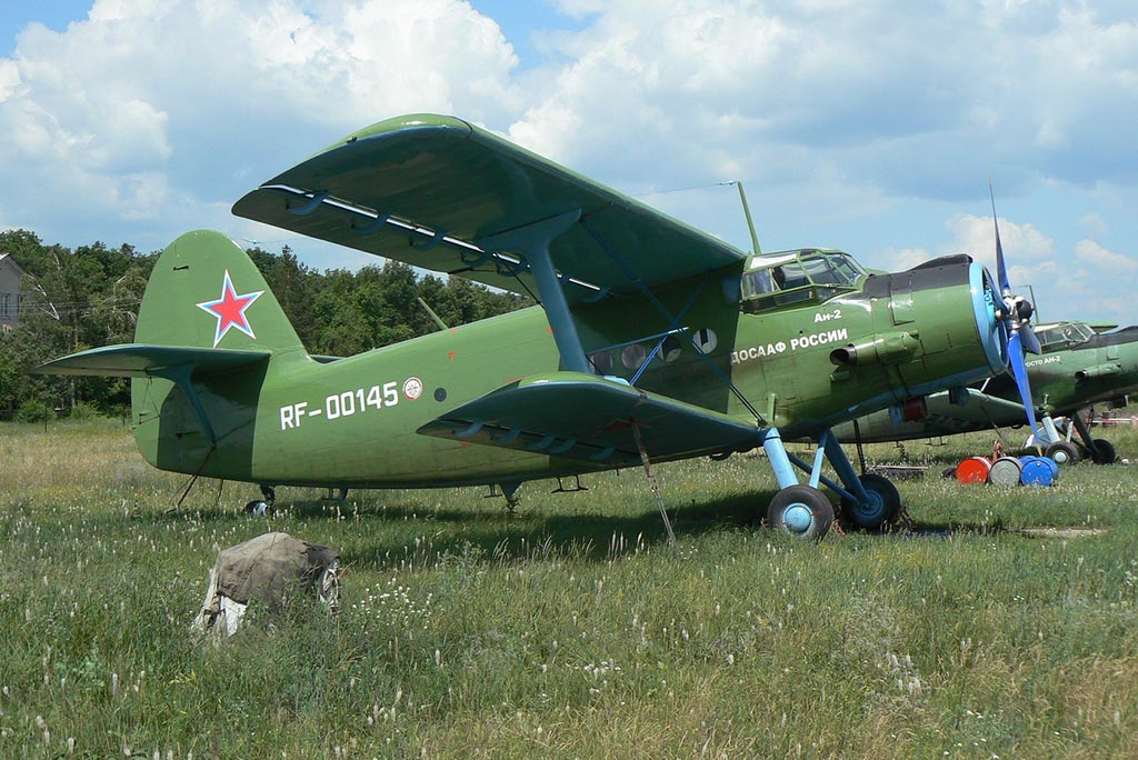 Памятник Ю.А. Гагарину на аэродроме аэроклуба
