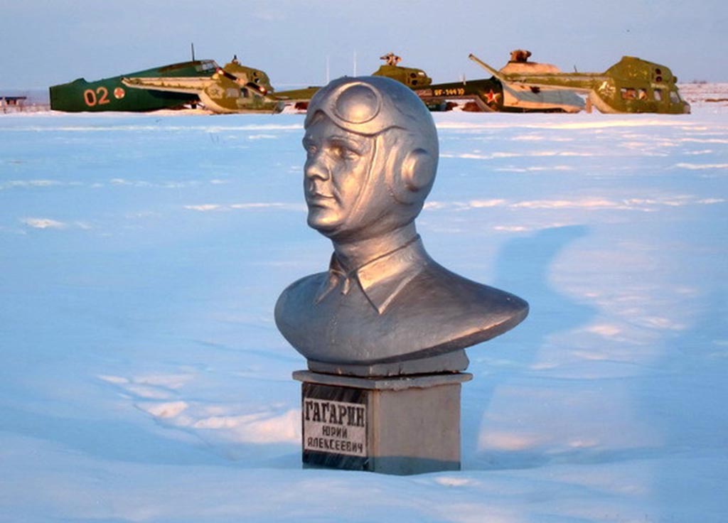 Памятник Ю.А. Гагарину на аэродроме аэроклуба