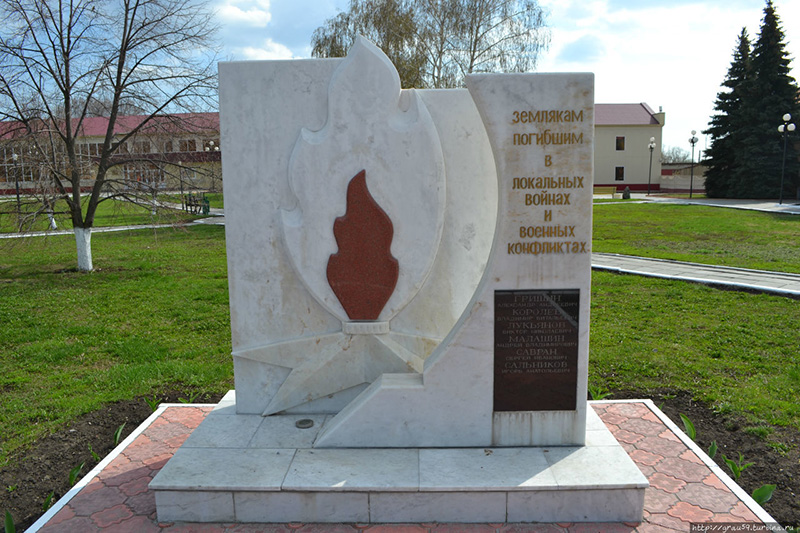 Монумент павшим на полях сражения Великой Отечественной войны землякам