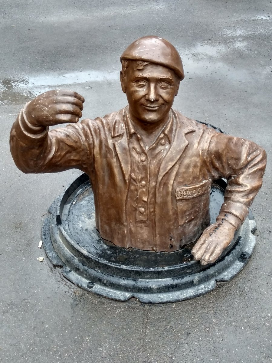 Памятник работнику Водостока