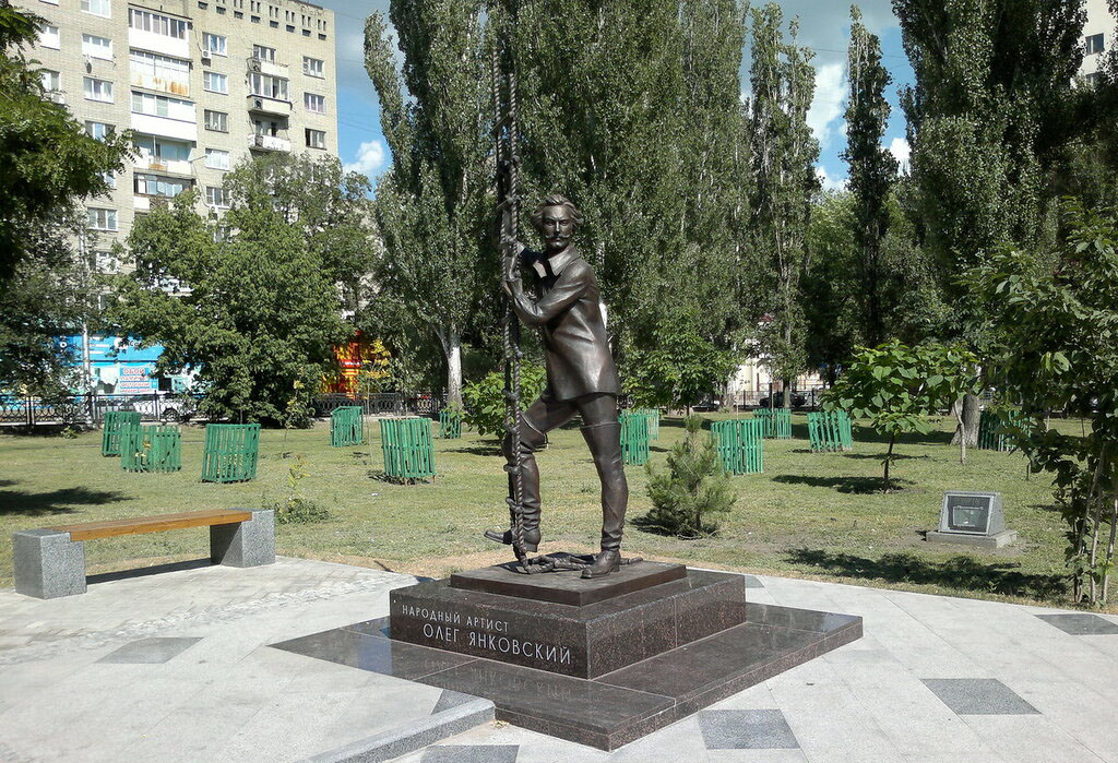 Памятник О. И. Янковскому