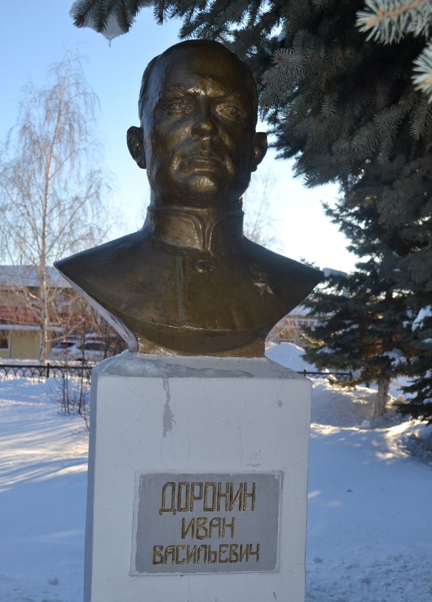 Памятник воинам-пугачёвцам, павшим в годы войны и Аллея Героев